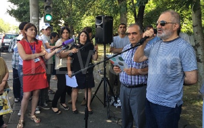 Armed group in Yerevan warns about dangerous escalation